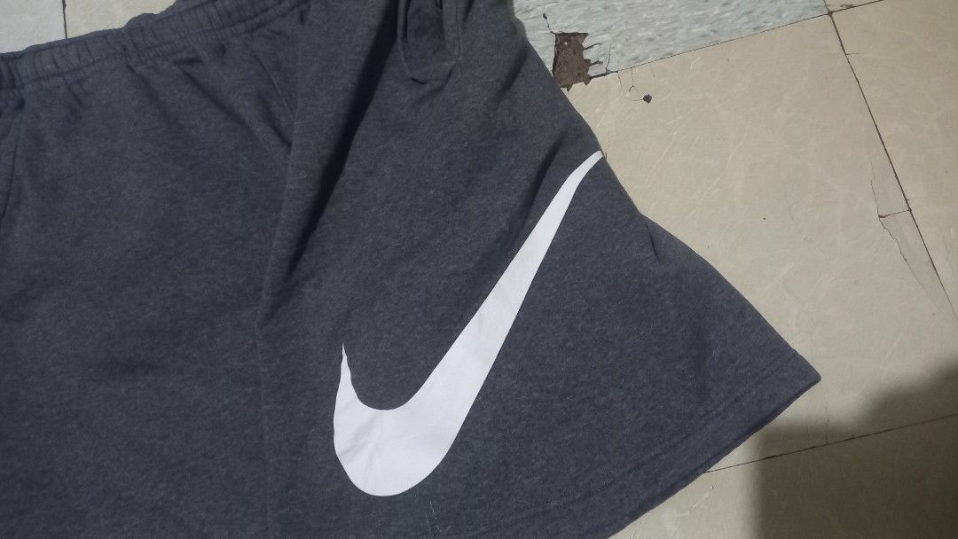 short nike big swoosh