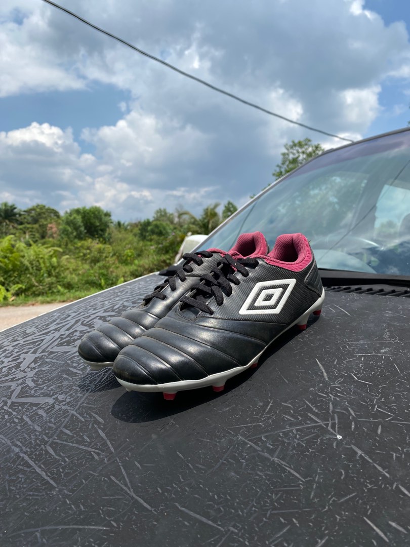 Umbro Boots, Men's Fashion, Footwear, Boots on Carousell