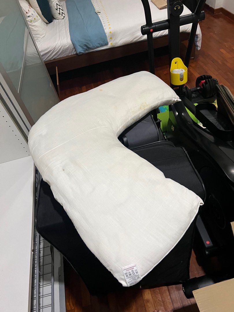 V shaped pillow good for pregnancy, breastfeeding, baby sitting up