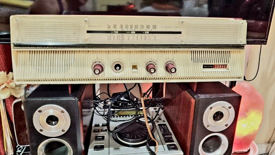 Vintage Radio (Category: Portable Music Players) located in Mandaluyong City. Submitted by selleyo (Listing ID 1214434607, Image 3). Description: Vintage Radio Sanyo Transistor De Luxe AM/FM Working 110V From Japan Date Manufactured 1967.