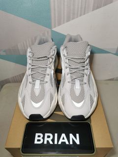 Yeezy 700 static fake on sale
