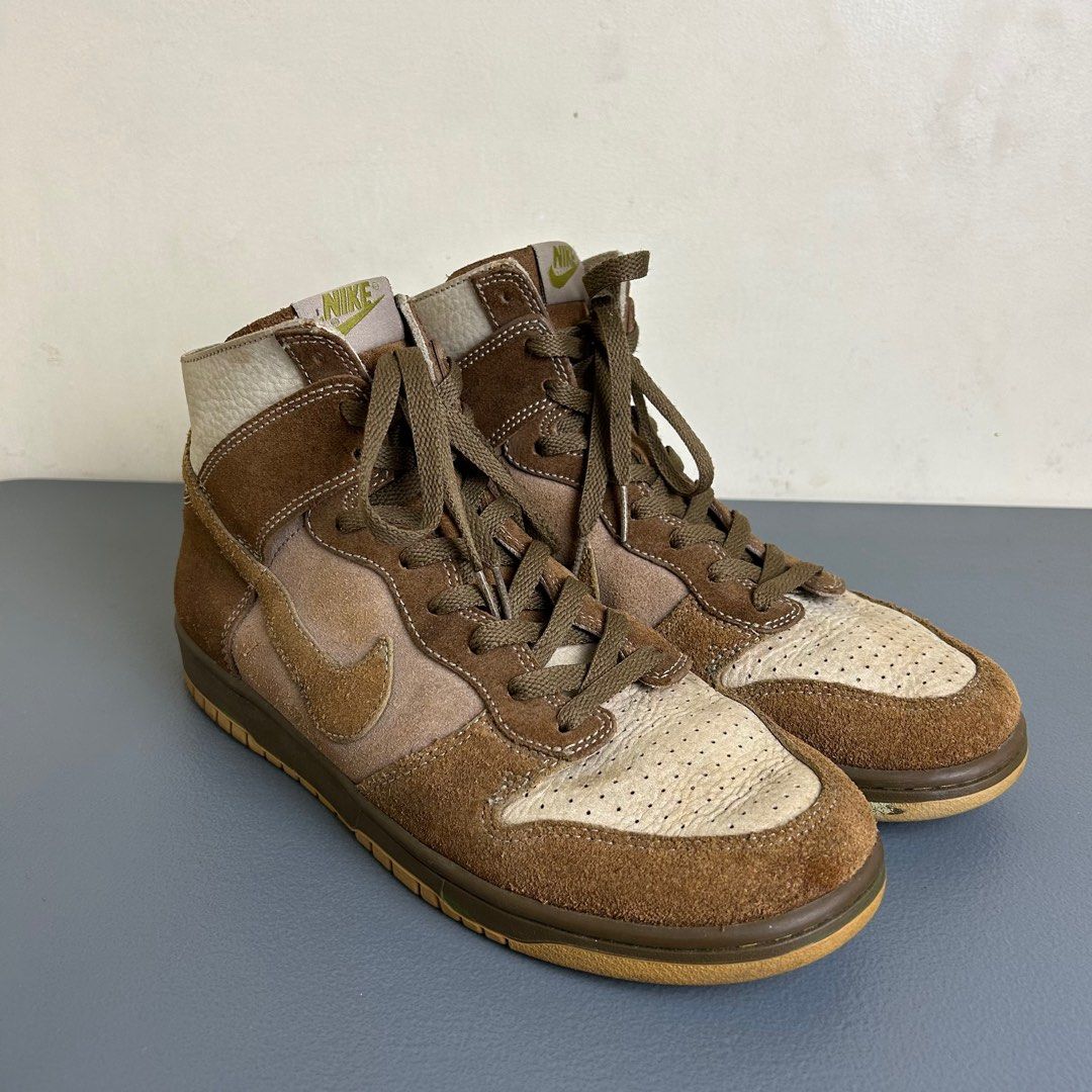 2005 Nike Dunk High No Liner Wheat (Category: Sneakers) located in Sariaya. Submitted by s0m31one (Listing ID 1214621225, Image 1). Description: 2005 Nike Dunk High No Liner Wheat Size: 10.5 US/28.5 CM 8.5/10 Signs of wear and usage. Needs cleaning. Scratch. Minor heel drags. Sole sep due to age. Star loss. 3,500+SF Buy at your own risk. Color may vary due to lighting. Manage your expectation..