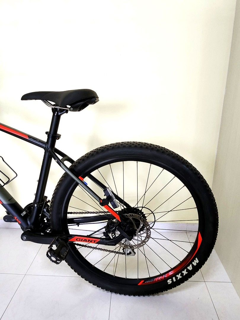 2018 Giant Talon 3 Mountain Bike Black Neon Red Sports Equipment