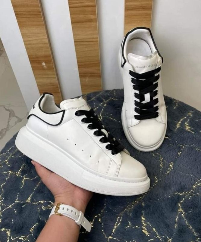 Women's Oversized Sneaker in White/black