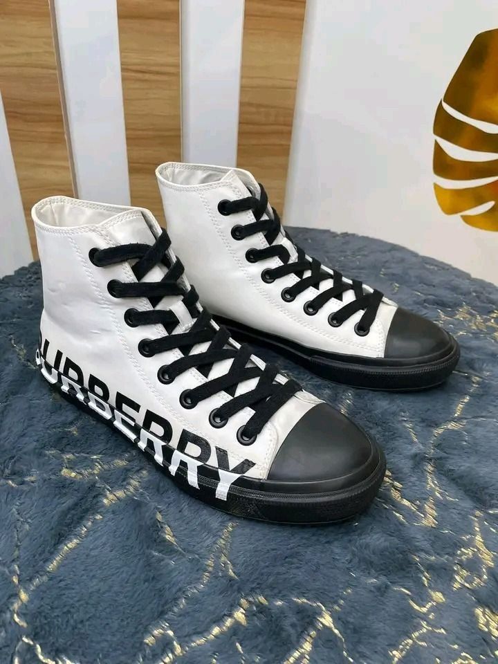 💋Burberry White and Black Larkhall M Logo Sneakers Size 39 Women, Luxury,  Sneakers & Footwear on Carousell