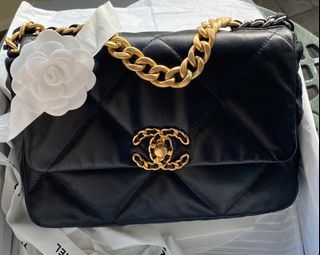 Chanel 19 small goat skin