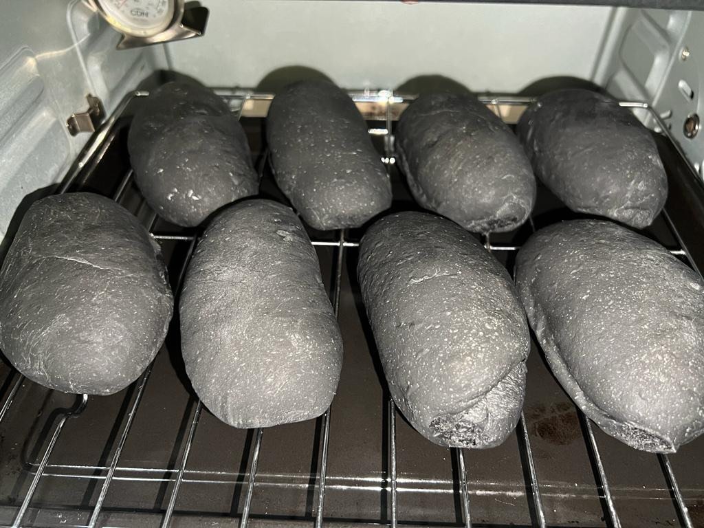 Charcoal Burger buns, Food & Drinks, Homemade Bakes on Carousell