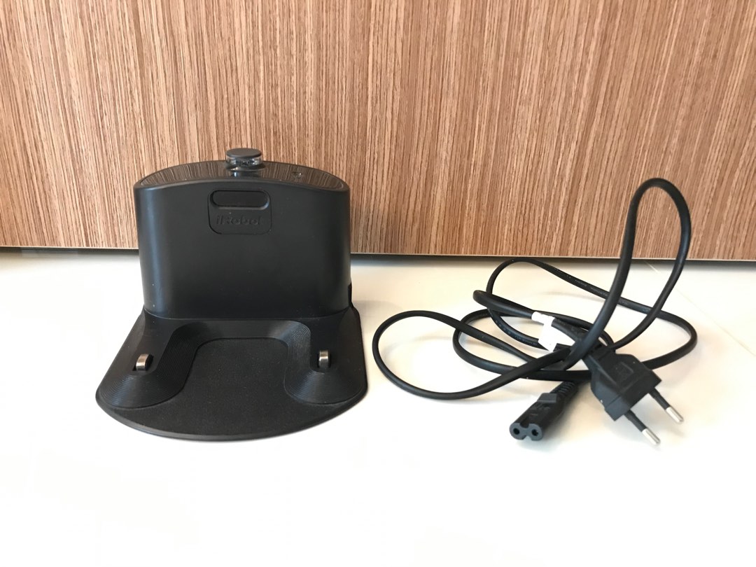 iRobot vacuum charging dock, Furniture & Home Living, Cleaning