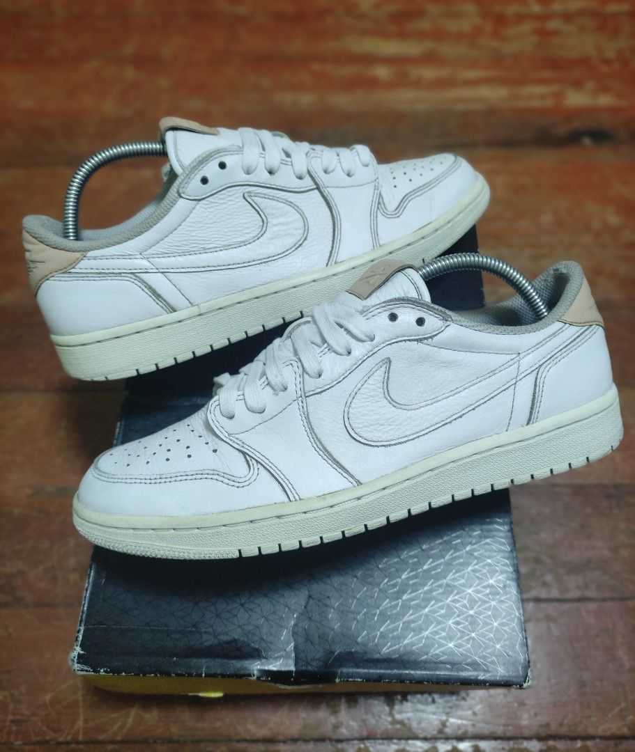Jordan 1 hotsell low white vachetta