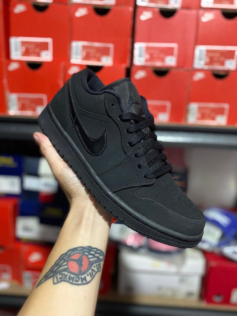 Jordan 1 low triple black sz 7.5us w small issue Men s Fashion