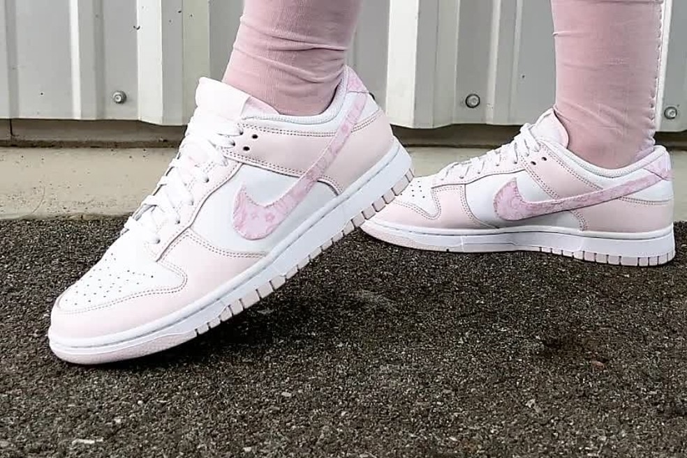 最新作格安 NIKE - NIKE wmns ダンクlow ピンクペイズリーの通販 by