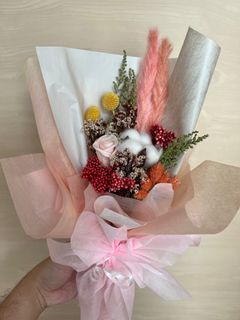 (Ready stock for Valentine’s Day!/free delivery in east) Premium preserved dried flowers cotton flower and rose bouquet