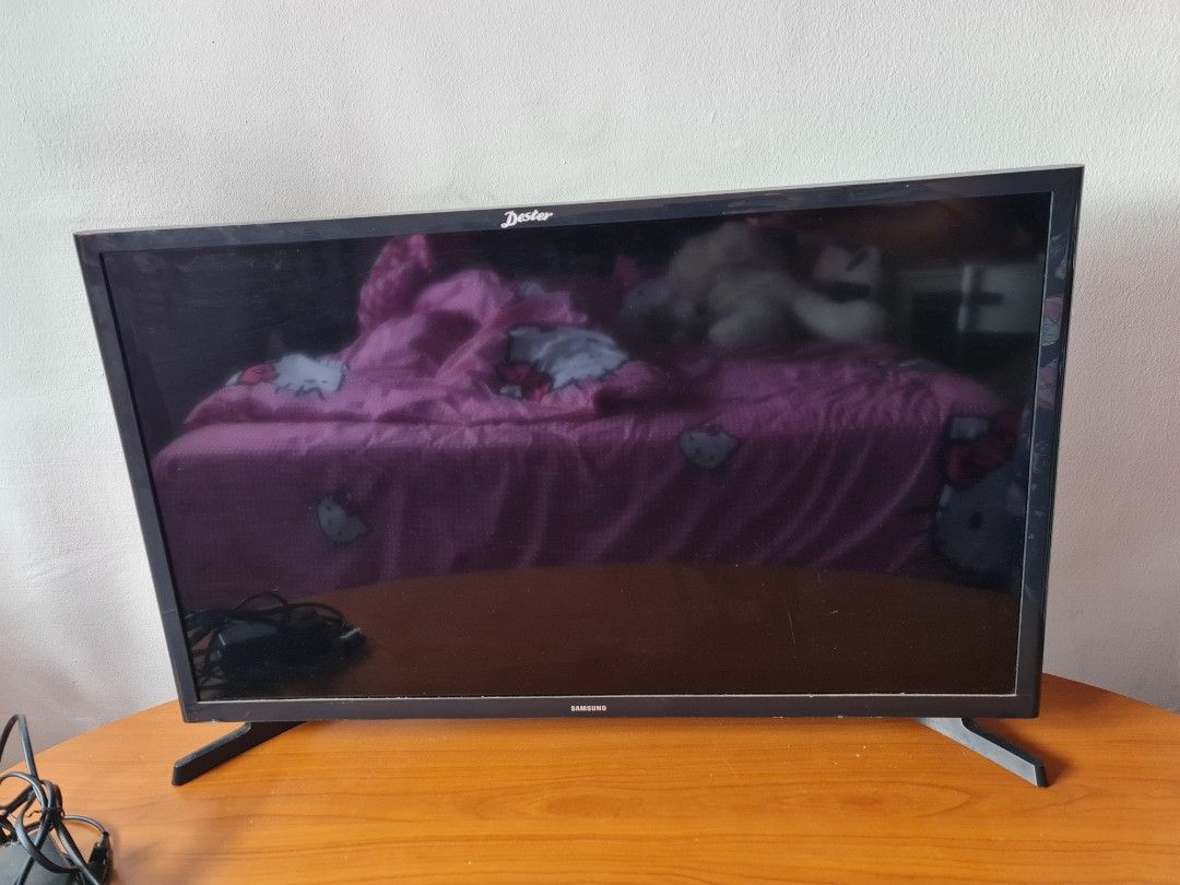 Samsung TV 32 inch + table, TV & Home Appliances, TV & Entertainment