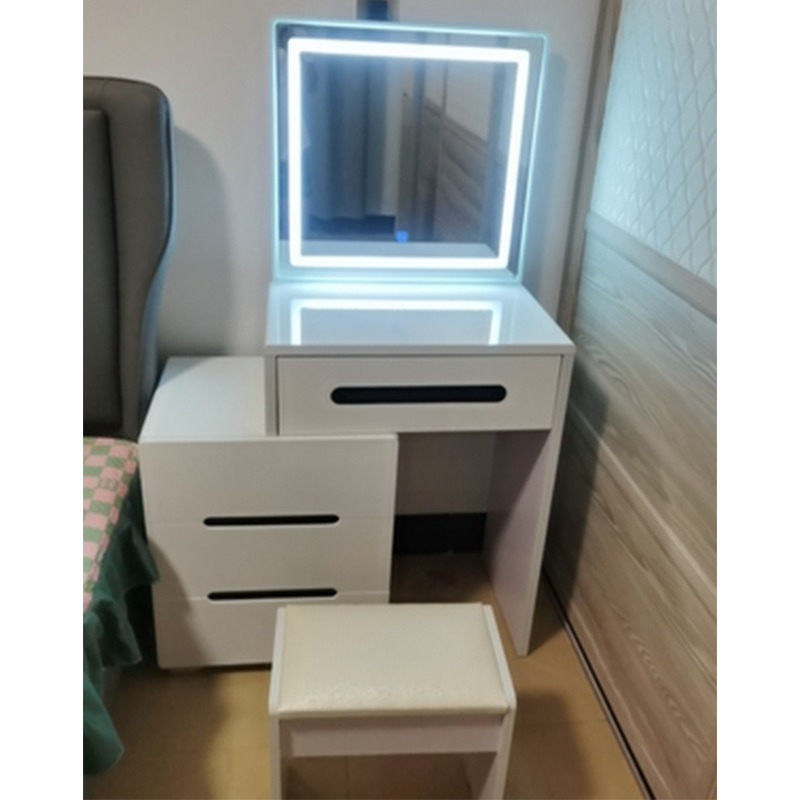 Square mirror outlet for dressing table