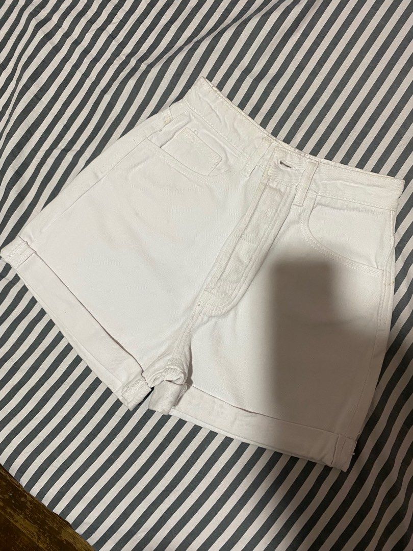 Stradivarius mom slim fit shorts (Category: Shorts) located in Caloocan City. Submitted by Yumi_cell (Listing ID 1214651632, Image 2). Description: Original Stradivarius Mom Slim Fit shorts Used once.