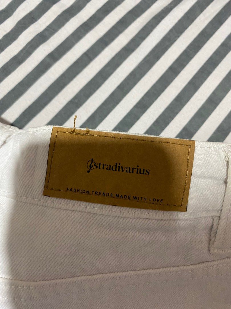 Stradivarius mom slim fit shorts (Category: Shorts) located in Caloocan City. Submitted by Yumi_cell (Listing ID 1214651632, Image 3). Description: Original Stradivarius Mom Slim Fit shorts Used once.