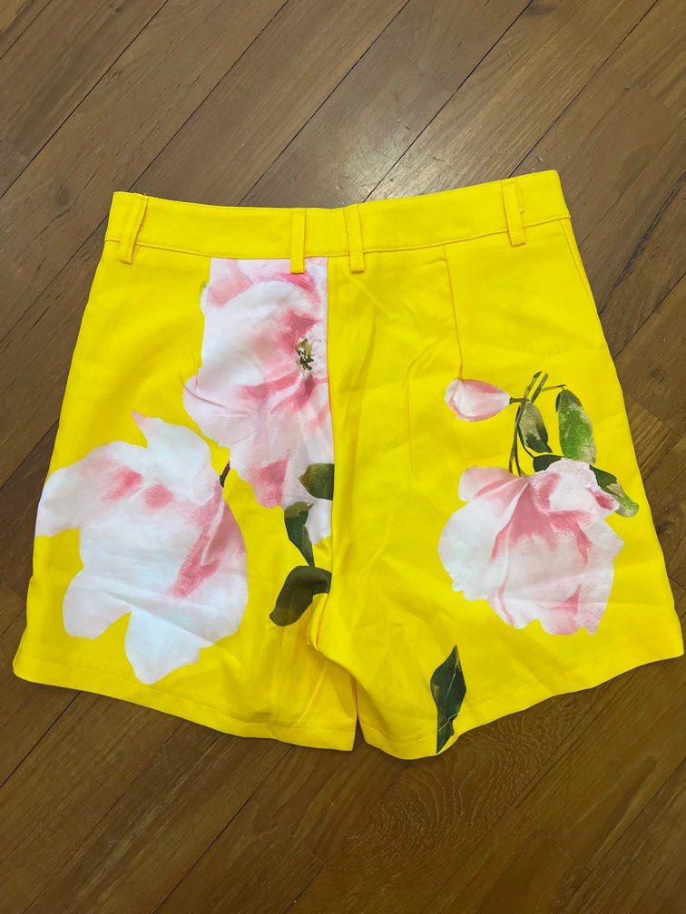V ladies shorts, Women's Fashion, Bottoms, Shorts on Carousell