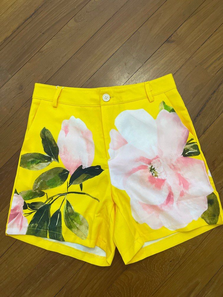 V ladies shorts, Women's Fashion, Bottoms, Shorts on Carousell