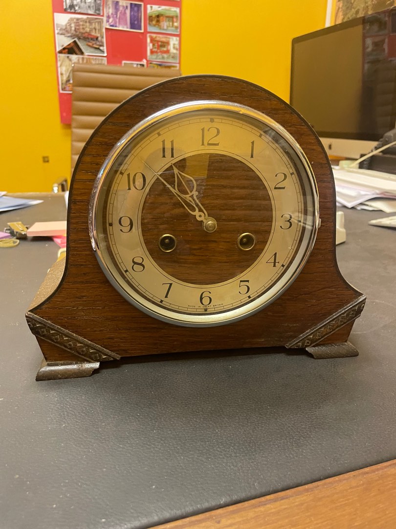 Vintage winding clock in good working condition., Furniture & Home