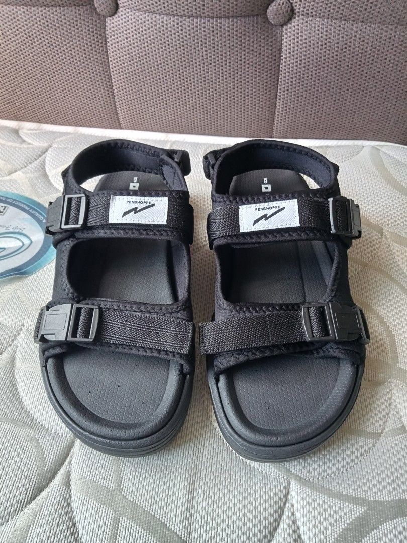 Women Sandals Size 39 (Category: Sandals) located in Quezon City. Submitted by boromirshop (Listing ID 1214568991, Image 3). Description: Nabili ko to sa penshoppe for 900 pero di pala kasya dun sa bibigyan ko 😁 good as new pa ito.