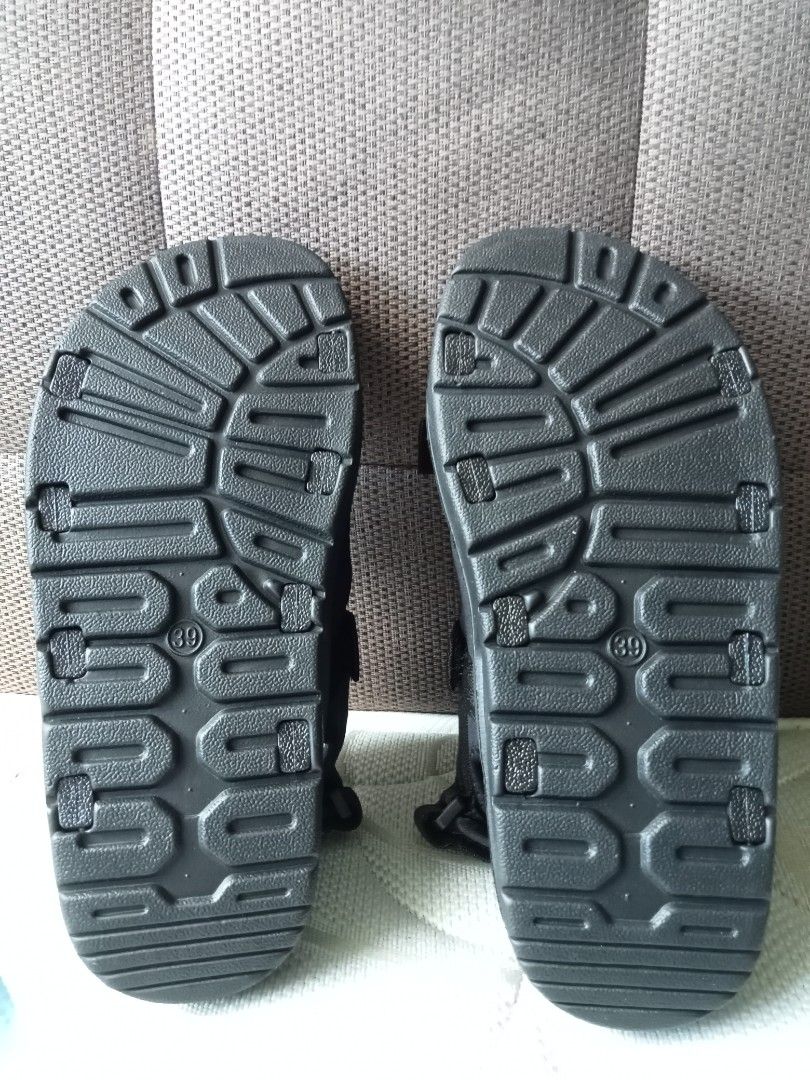 Women Sandals Size 39 (Category: Sandals) located in Quezon City. Submitted by boromirshop (Listing ID 1214568991, Image 2). Description: Nabili ko to sa penshoppe for 900 pero di pala kasya dun sa bibigyan ko 😁 good as new pa ito.