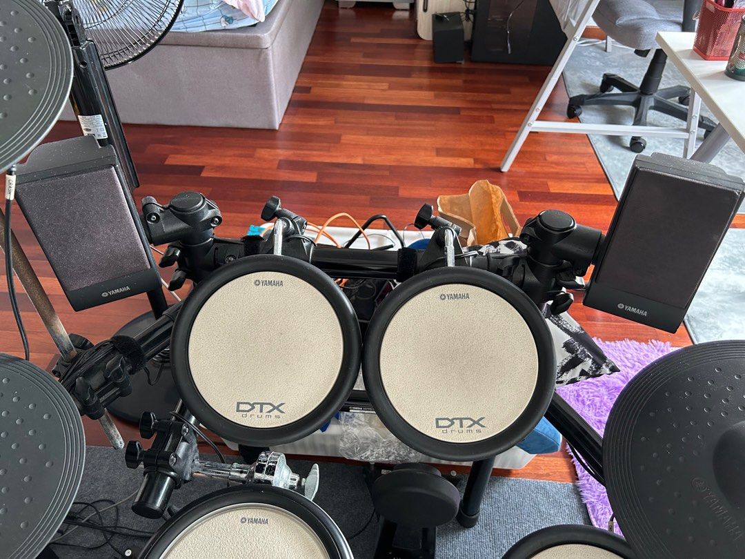 Yamaha DTX 500 drum set with speaker, Hobbies & Toys, Music & Media