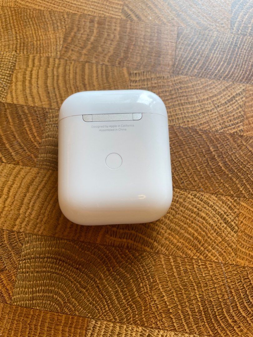 Apple with wireless charging case, 音響器材, Carousell