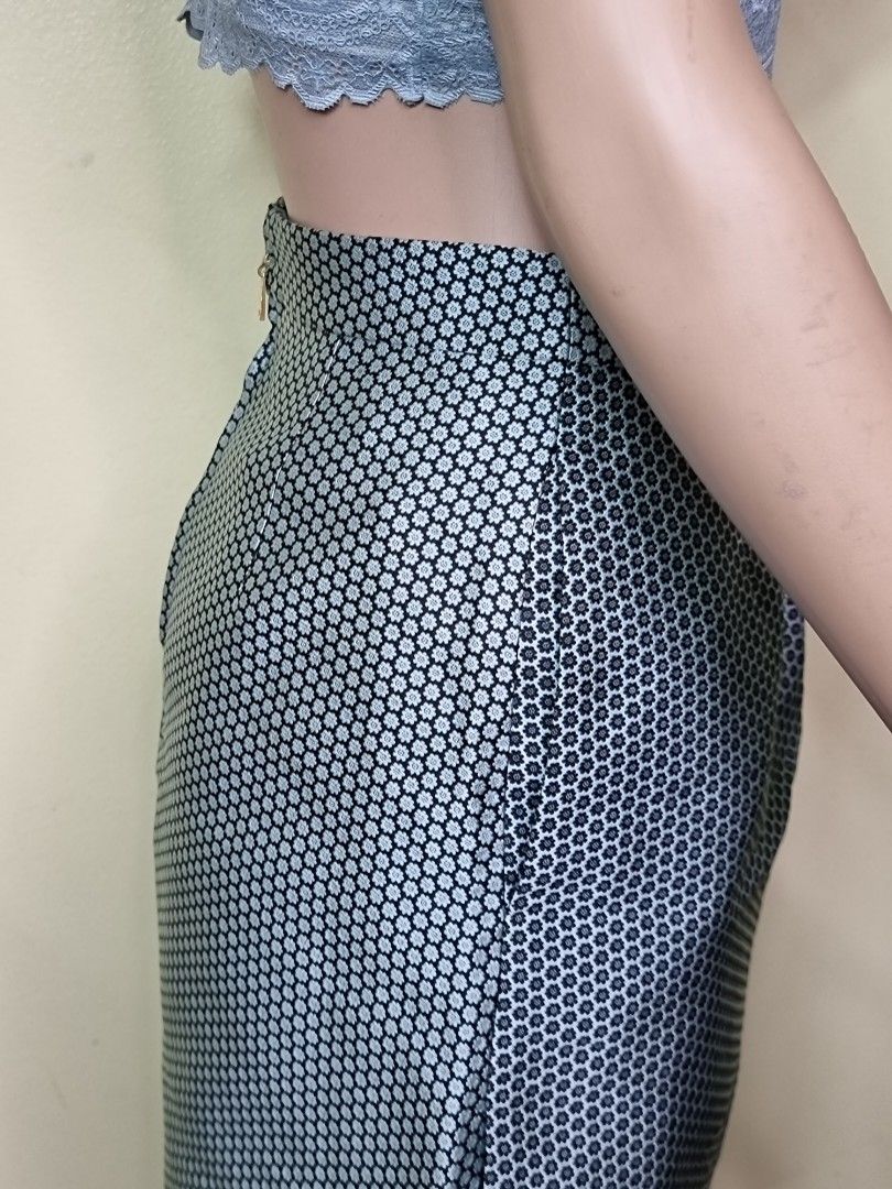 Authentic LOUIS VUITTON Skirt (Category: Luxury Apparel) located in Quezon City. Submitted by maneradesignersboutique (Listing ID 1214815134, Image 3). Description: SALE SALE SALE❗️❗️❗️ 💯% Guaranteed Authentic * Brand: LOUIS VUITTON skirt Very comfortable to wear *Color: FLORAL *material: COTTON *Size: 34 *Condition: like new * Flaws: none -Used * If you're buying PRE-OWNED pls manage your expectations *Lalamove/lbc after payment confirmation Sa