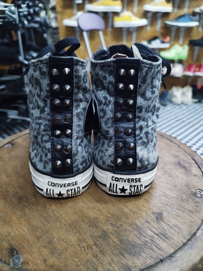 Converse outlet with spikes