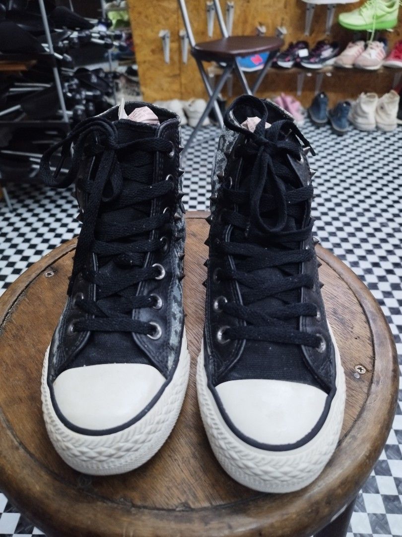 Black rhinestone shop converse