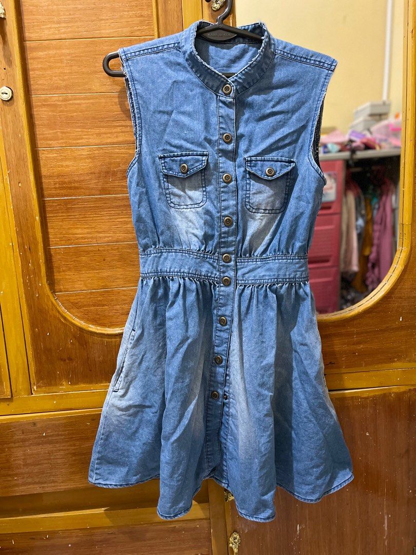 Denim button down dress (Category: Dresses) located in Mangatarem. Submitted by lccarousel (Listing ID 1214737634, Image 1). Description: Length 80cm/31.5 in Waist 64cm / 25in Bust 84cm /33 in Kompleto ang metal button.