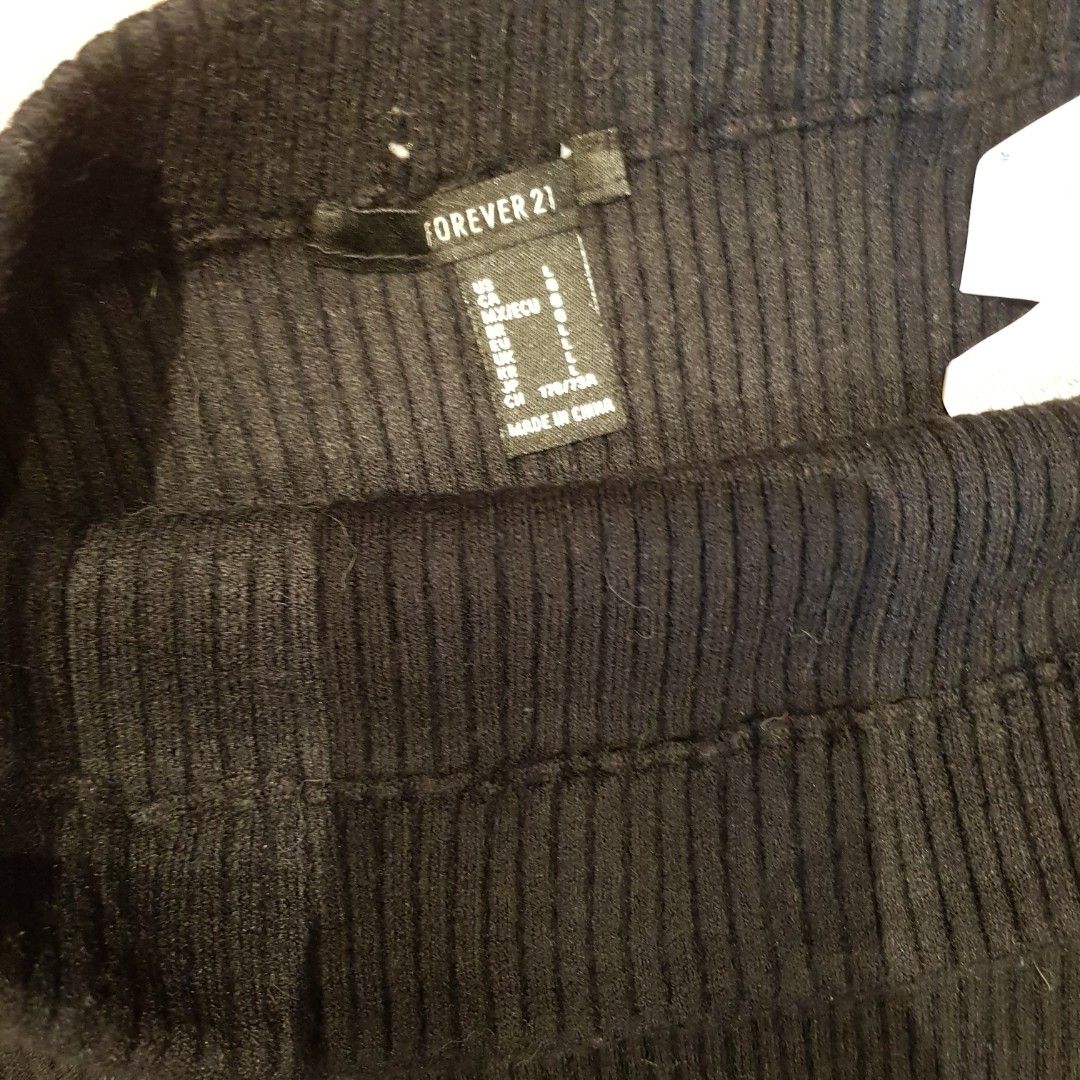 Forever21 Bodycon Knit Skirt (Category: Skirts) located in Paranaque City. Submitted by kendikets (Listing ID 1100603998, Image 2). Description: Brand new Large on tag, fits waist 22-36 Length is 23" Super stretchy Ganda ng quality #splashdeals.