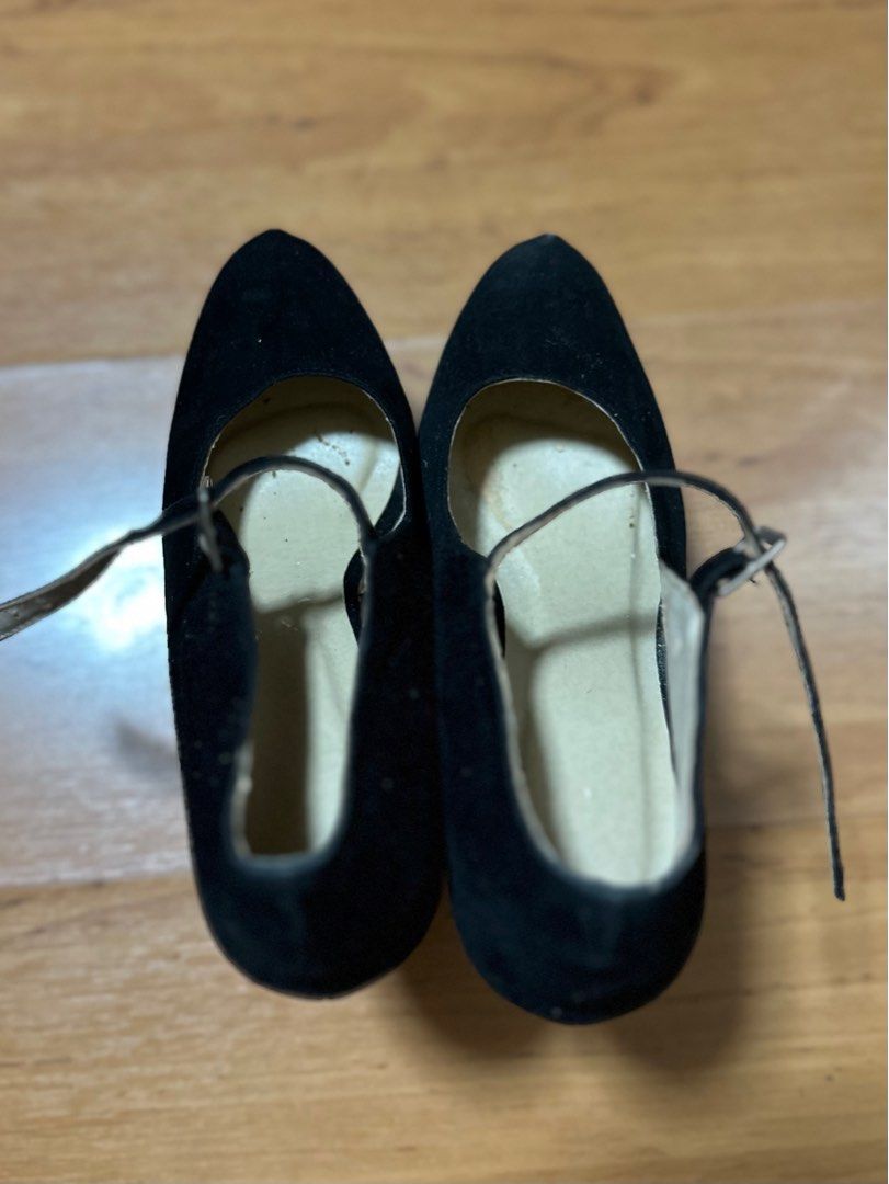 Front Heels (Category: Heels) located in Mandaluyong City. Submitted by agdeclutter (Listing ID 1214841429, Image 2). Description: Dash Heels - 400php Front heels Eye catcher yet comfortable Size US 6 | 23cm *PS: can be given as FREE when you buy other shoes from my listings*.