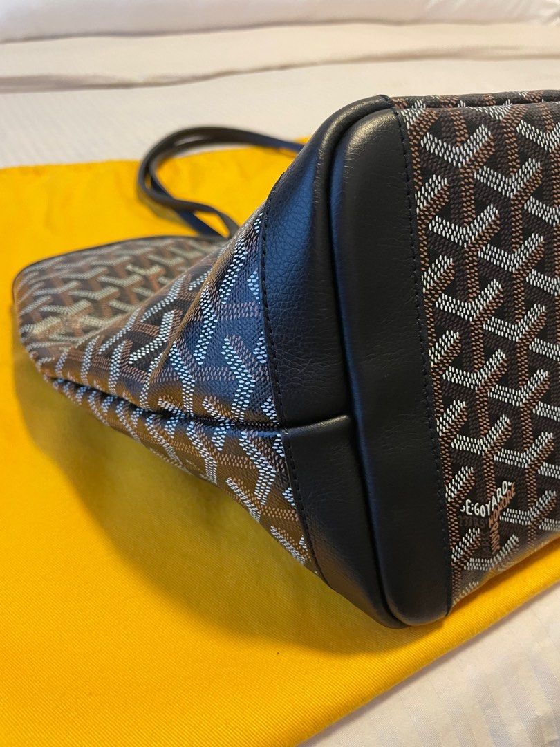 Goyard Paris BELLECHASSE BIAUDE PM Navy blue Retails $2450 Our price $2100  (like new)