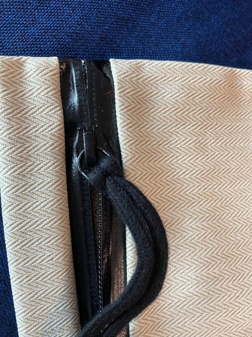 Hermes （分類：手袋及銀包）位於 Hong Kong。 由 cherrycharlene 提交（商品編號 1214802533，圖片 3）。簡介： 23cm X 25cm。