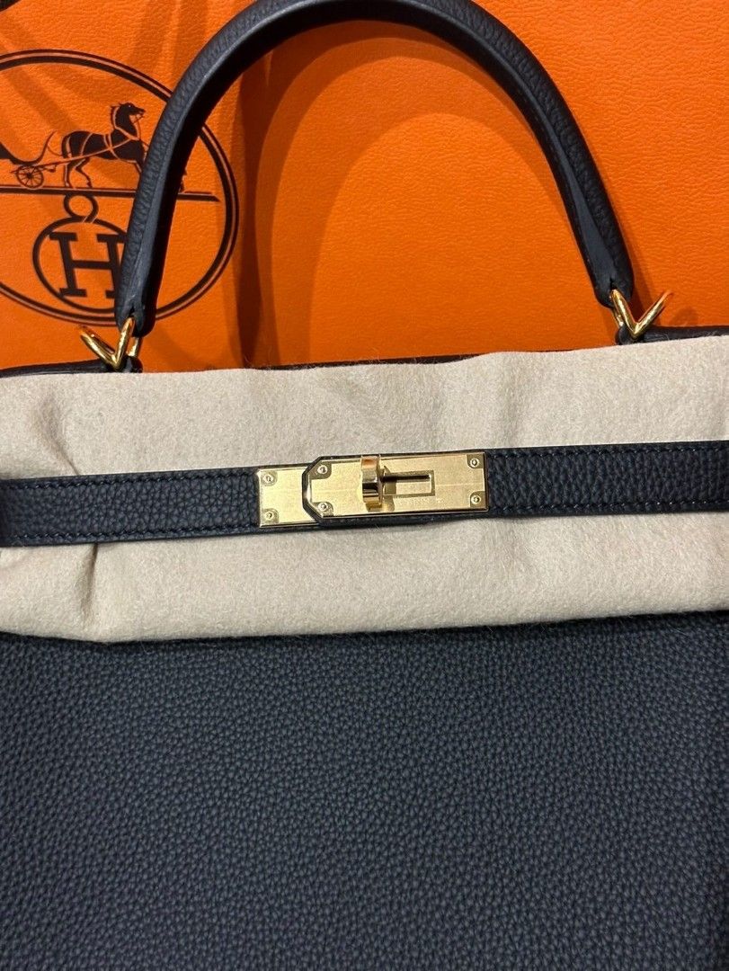 HERMÈS KELLY 28 BAG IN BLACK TOGO LEATHER - Still in fashion