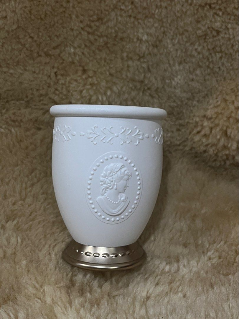 Les Merveilleuses LADUREE Brush Holder (Category: Makeup) located in Davao. Submitted by casaofelia (Listing ID 1214900706, Image 1). Description: Like new.