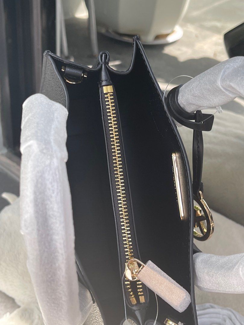 michael kors mercer medium (Category: Luxury Bags & Wallets) located in Calamba. Submitted by zarahzion (Listing ID 1214767013, Image 3). Description: mk mercer medium Guranteed original & brandnew from USA 🇺🇸 comes with tag,cc & polyplastic lalamove ready 📍Calamba laguna LBC J&T.