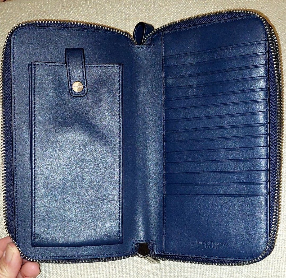 Michael Kors money bag wallet (Category: Wallets & Card holders) located in Las Pinas. Submitted by Ezy_Trading (Listing ID 1137744075, Image 3). Description: ITEM: mk wallet/wristlet CONDITION: new PAYMENT: BPI or Gcash DELIVERY: c/buyer lalamove or LBC Pls. Manage EXPECTATIONS MONEY BACK IF PROVEN FAKE.