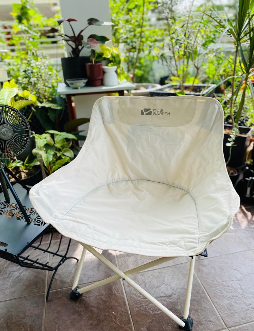 Garden deals moon chair