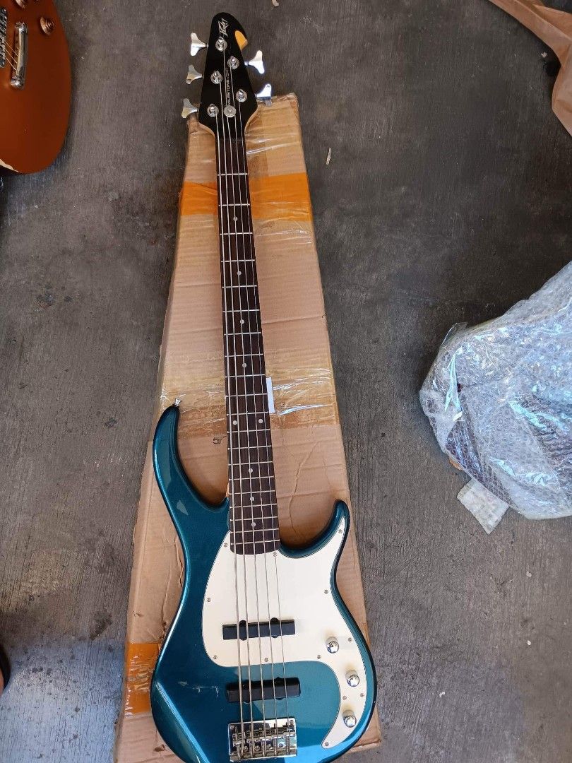 Peavey bass guitar 5 strings blue on Carousell