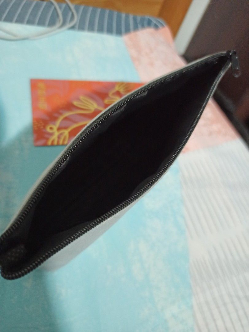 Pouch (Category: Purses & Pouches) located in Singapore. Submitted by okiyoseshop (Listing ID 1214797539, Image 3). Description: .