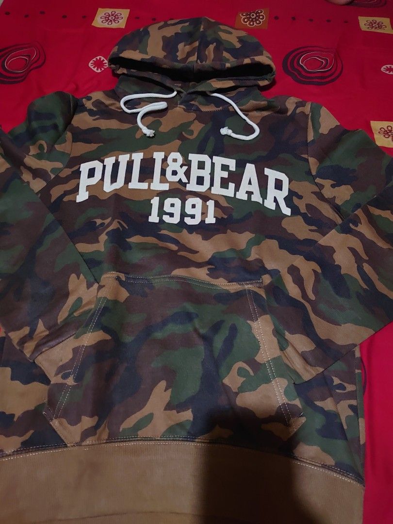 Preloved Hoodie Pull Bear Army Sweater Size S Fesyen Wanita