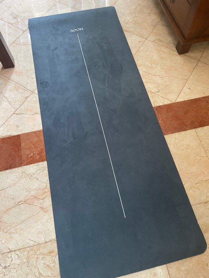 Alo Yoga Mat Preloved - Smoky Quartz, Olah Raga, Perlengkapan Olahraga  Lainnya di Carousell