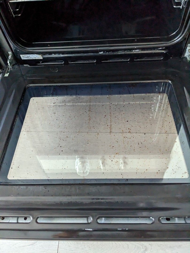 [RUSH SALE] Elba Built-in Oven (Category: Ovens & Toasters) located in Pasig City. Submitted by nanaym (Listing ID 1214735426, Image 3). Description: RUSH SALE Item already packed in a box. No other photos available. Model: Elba AC 111-825 XN Purchased in 2019 RFS: Change in need. Replaced with built-in dishwasher. Defects: - Stains (refer to photos) - Light bulb for replacement - There may be others we are not aware of, but we've been using this