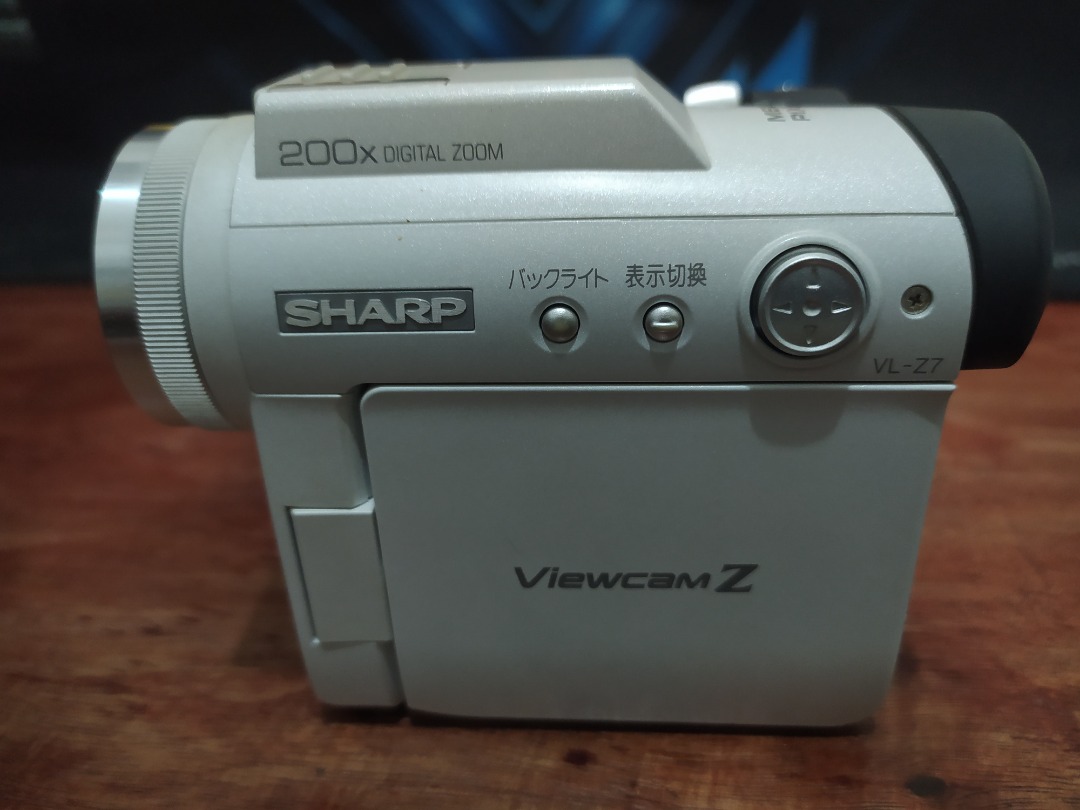 シャープ 液晶ビューカム Viewcam Z VL-Z7-S （シルバー） シャープ、カメラ部とデッキ部が回転する「Viewcam Z」2機種