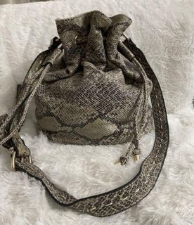 Tas kulit ular oval
