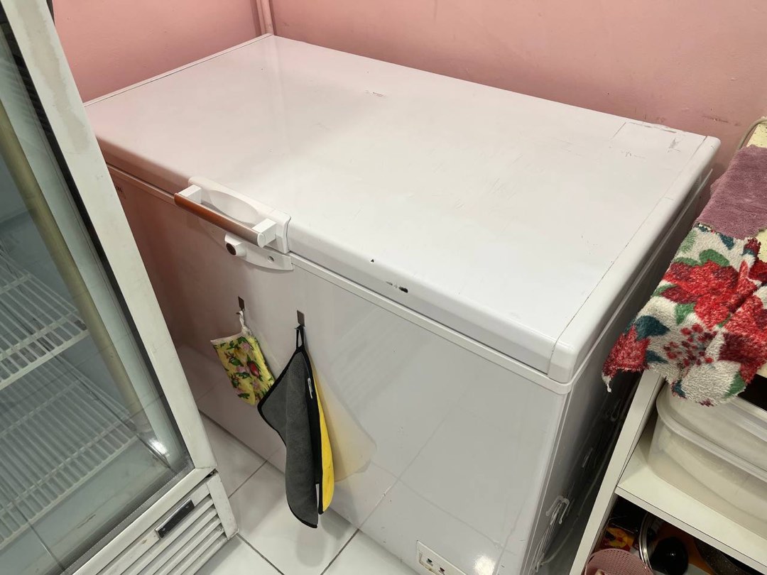 Used chest freezer with solid lofting door, TV & Home Appliances