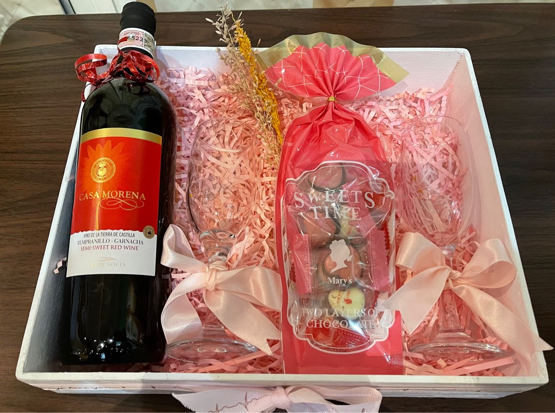 Valentines Day Gift set special, Food & Drinks, Gift Baskets & Hampers on  Carousell