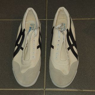 Warrior Shoe Wushu Brand New BNIB Limited First 1st Original Old Design Free Shoelace White/Black White and Black